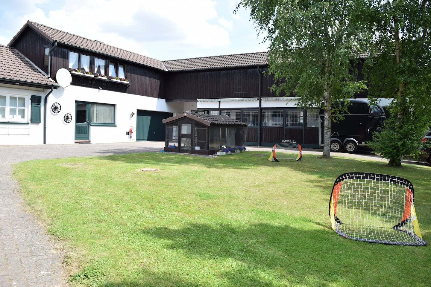 Hof und Wiese vor dem Haus