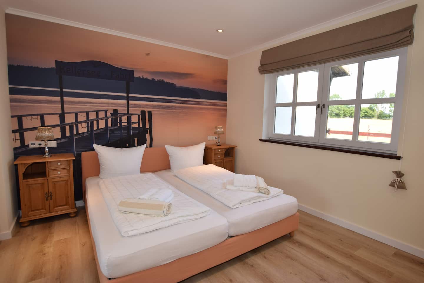 Großes Schlafzimmer mit Doppelbett