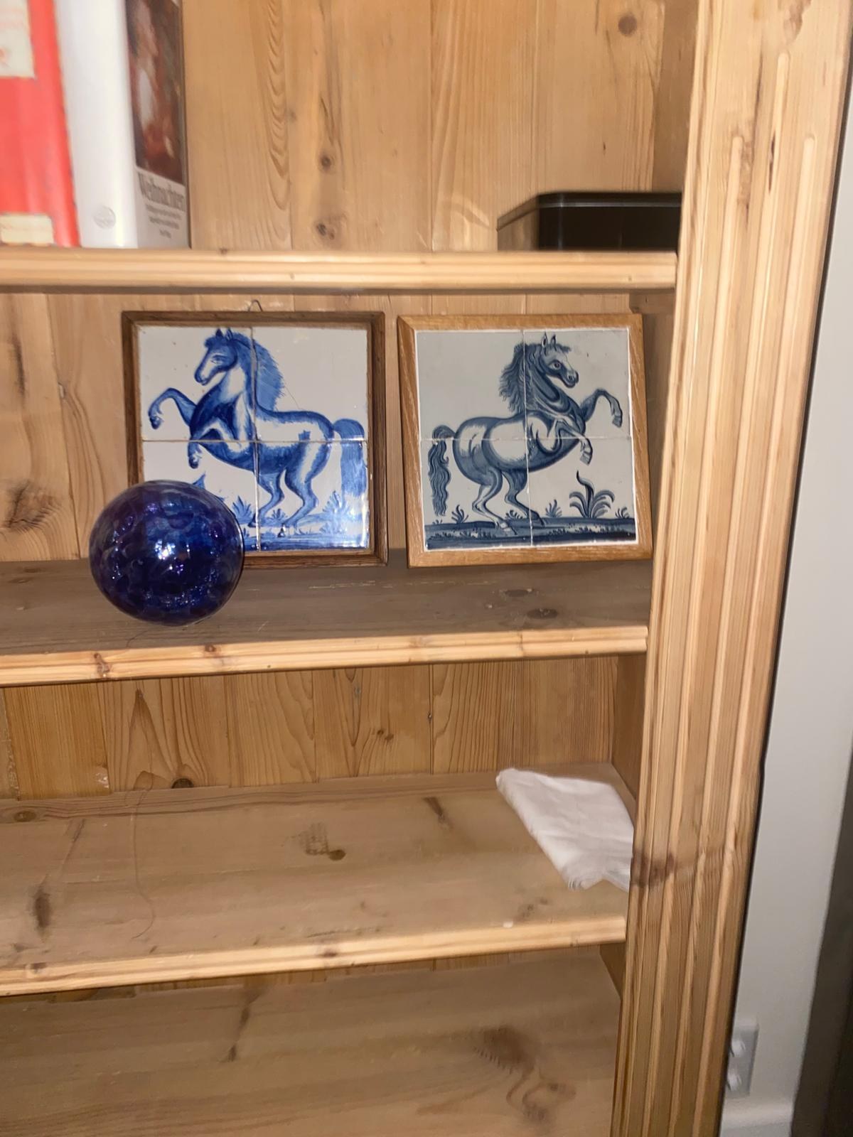 Blaue Fliesen mit Pferdemotiven