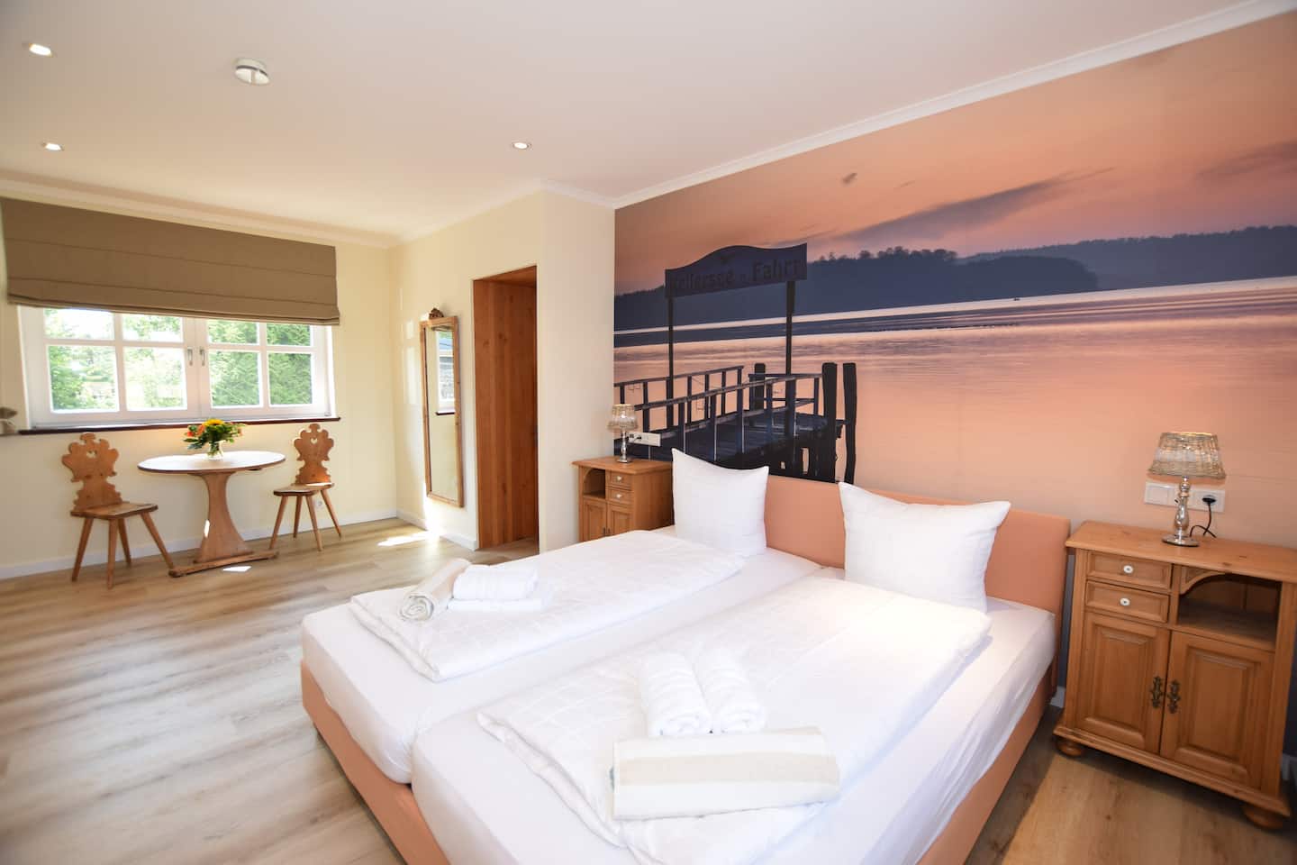 Großes Schlafzimmer mit Sitzecke