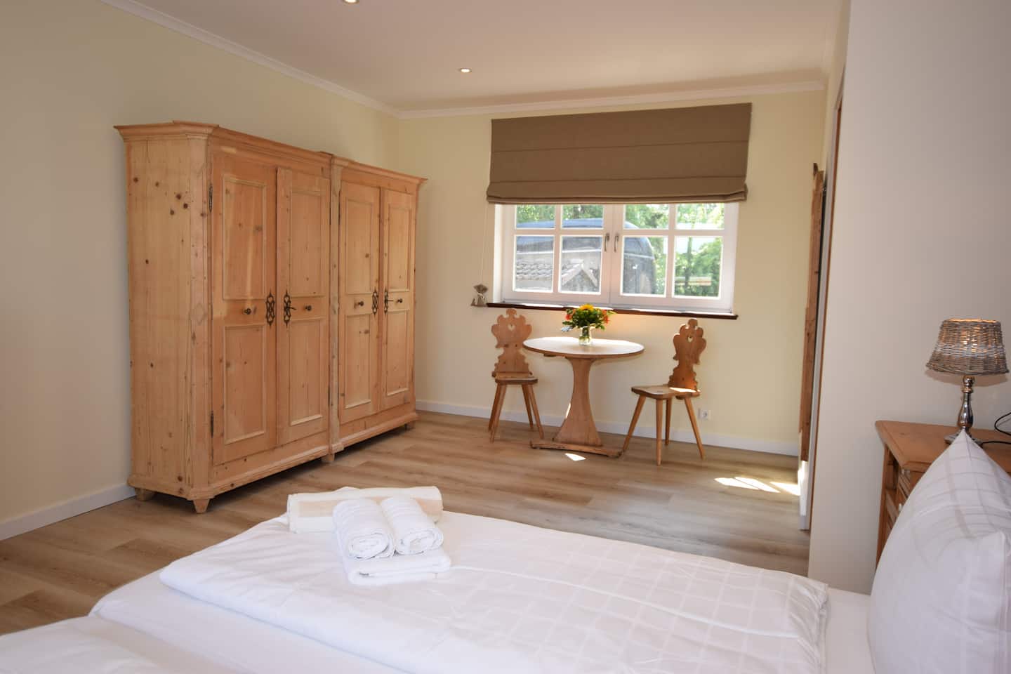 Schlafzimmer mit Kleiderschrank und Sitzecke