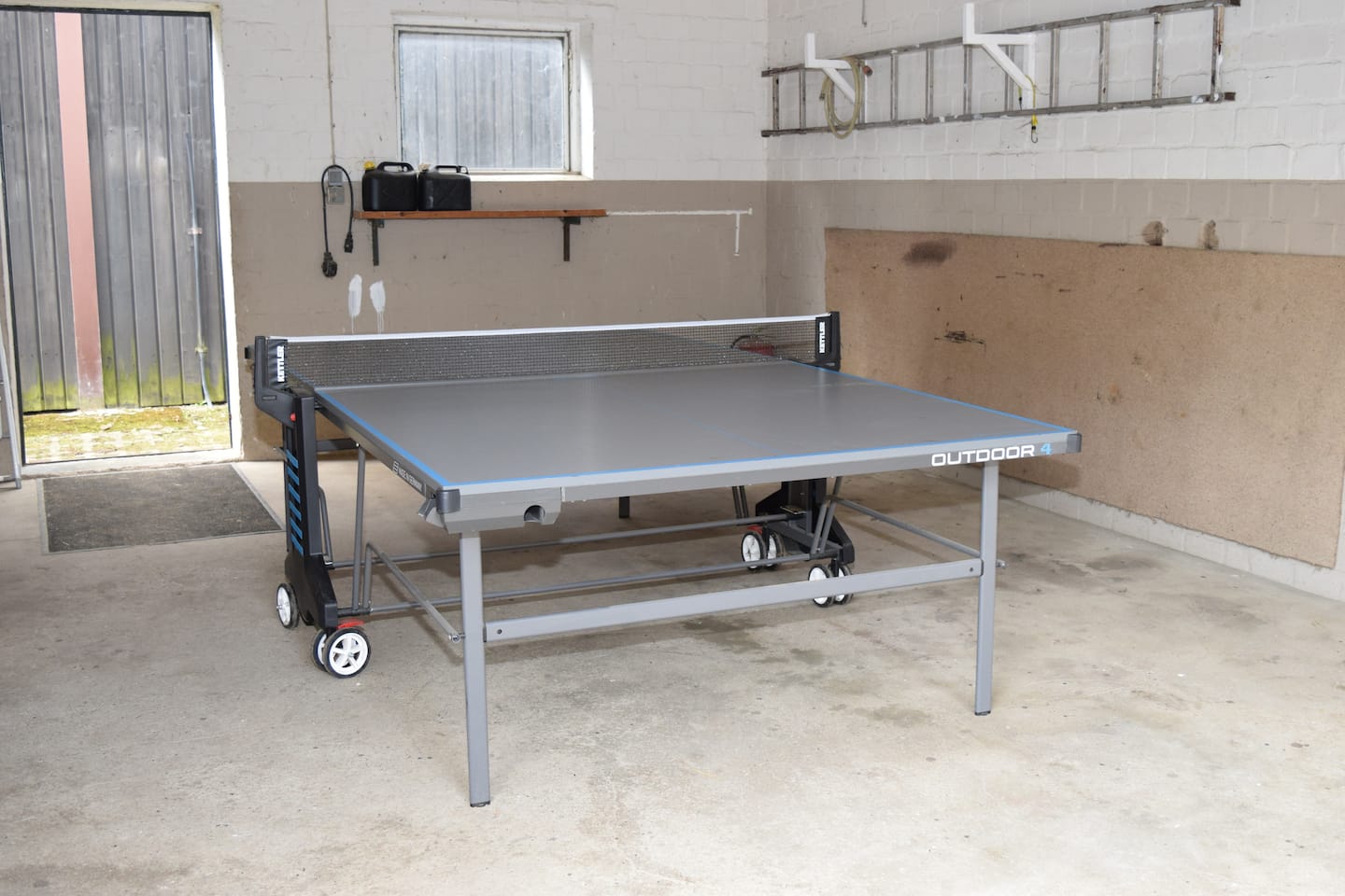 Tischtennisplatte in der Garage
