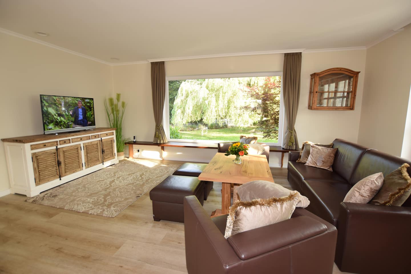 Wohnzimmer mit großem Panoramafenster