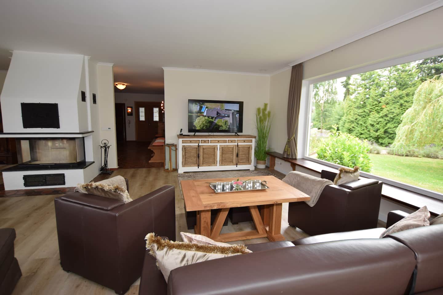 Wohnzimmer mit Glaskamin